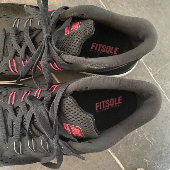 Nike gym shoes - Picture 4 of 4